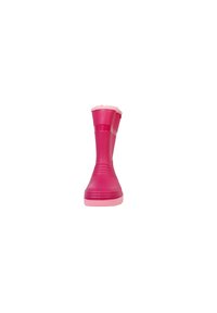 Botte de pluie en caoutchouc rose avec une surface lisse, un bout arrondi et une semelle rose. Le haut présente des détails en bord ondulé.