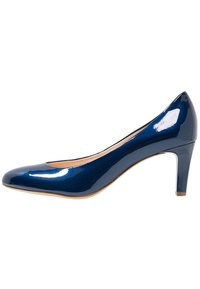 Marinblå lackläder högklackad pumpsko med rund tå, en slät glänsande yta och en 3-tums klack. Beige inredning.