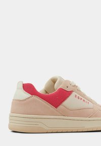 Różowe i kremowe sneakersy z zamszowym wykończeniem. Wyposażone w teksturowaną czerwoną siateczkę oraz przeszycia na wytrzymałej gumowej podeszwie.