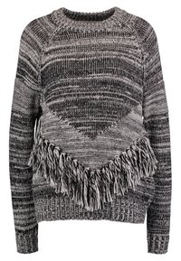 Dzianinowy sweter w czerni i bieli z teksturowanym, geometrycznym wzorem oraz frędzlami na dole. Posiada okrągły dekolt i długie rękawy.