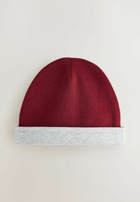 Bordowy, dziany beret z szarym, podwiniętym mankietem, o gładkiej fakturze i zaokrąglonym wierzchu. Prosty design odpowiedni na zimę.