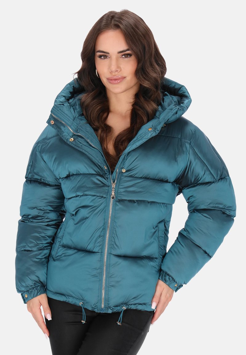 Turkusowa kurtka puchowa z kapturem, wyposażona w zamek błyskawiczny, elastyczne mankiety i sznurki, wykonana z błyszczącego, pikowanego materiału.