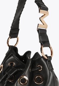 Černá kožená kabelka ve tvaru kbelíku se zlatými kovovými očky, pleteným černým uchem a lesklými kovovými prvky; má jedinečnou ozdobu s logem.