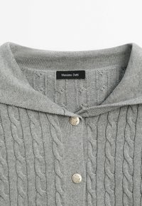 Gray knitted sweater with a cable pattern, featuring a collar and two silver buttons at the front. Brand label: Massimo Dutti.