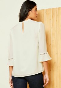 Love & Roses SCALLOP PINTUCK FLUTE SLEEVE REGULAR FIT - Blúzka - ivory white