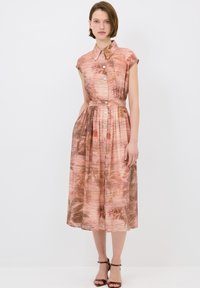 K button-up šatům s krátkým rukávem v jemně růžové barvě s květinovými vzory. Lehká tkanina, skládání sukně, střední délka, s úzkým pasem a bočními kapsami.