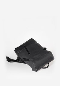 Schwarzer Leder-Rucksack mit verstellbaren Trägern, rechteckiger Form, flachem Profil, vorderer Reißverschlusstasche und glatter Textur.