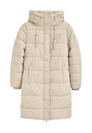 Abrigo acolchado beige con capucha, con costuras acolchadas horizontales, dos bolsillos laterales y cordones ajustables en la capucha.