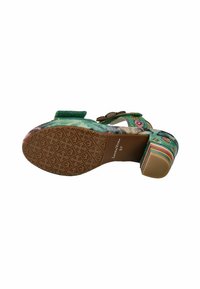 Sandalia verde con un tacón texturizado, adornos florales, suela con estampado y acentos multicolores en el tacón. Talla 37.