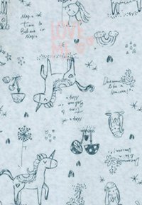 Tela azul claro con ilustraciones dibujadas a mano y de estilo divertido, que incluyen unicornios, flores y corazones, acentuadas por frases de texto en diversos tipos de letra.