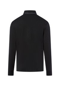 Zwarte polo met lange mouwen en een kraag, voorzien van een contrasterende rand bij de halslijn en een gestructureerde stof. Eenvoudig en klassiek ontwerp.