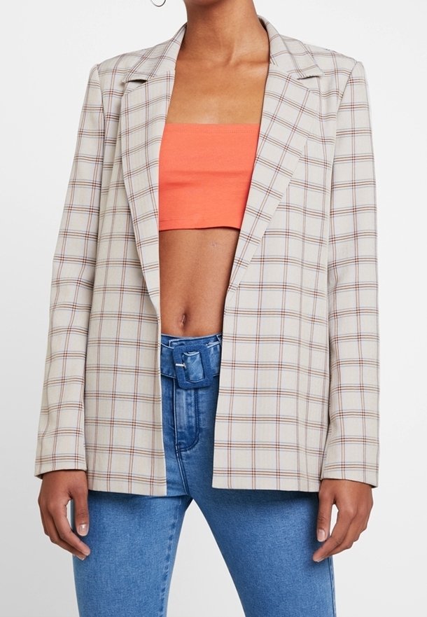 Veste à carreaux beige avec une coupe ajustée, dotée d'un revers cranté, d'une fermeture boutonnée simple et de deux poches avant.