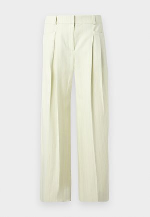 Pantalon ample couleur crème avec fines rayures verticales, plis à l'avant, poches latérales, et passants pour ceinture.