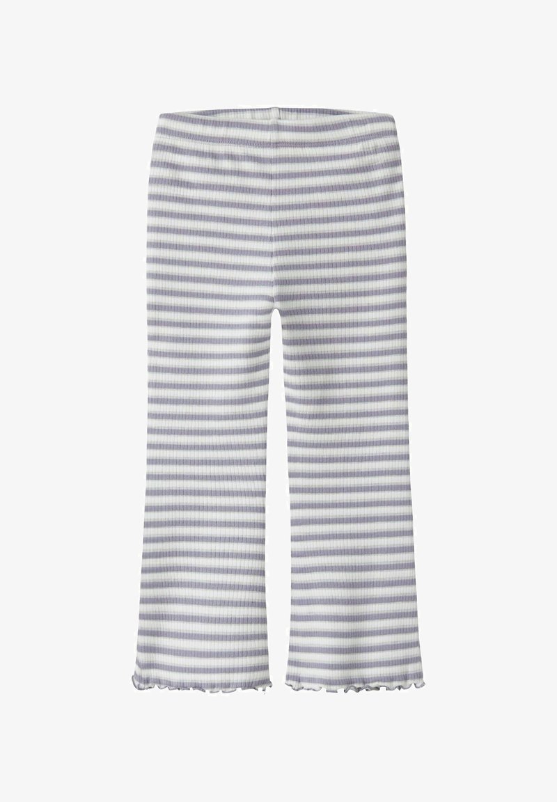 Legginsy w biało-fioletowe paski, z prążkowaną fakturą i rozkloszowanym krojem z falbanką na dole.