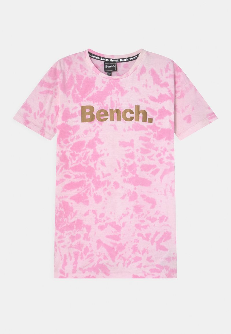 T-shirt de algodão rosa com um padrão tie-dye. Apresenta um grande logótipo em dourado "Bench." na parte da frente. Tem mangas curtas e design de gola redonda.