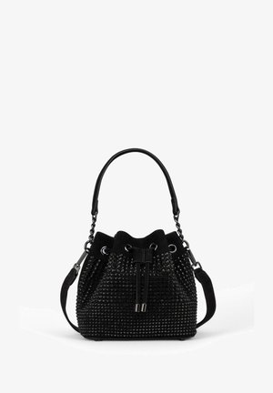 Zwarte emmerzak met studs, suède accenten, verstelbare ketting- en stofriemen en een trekkoordsluiting.