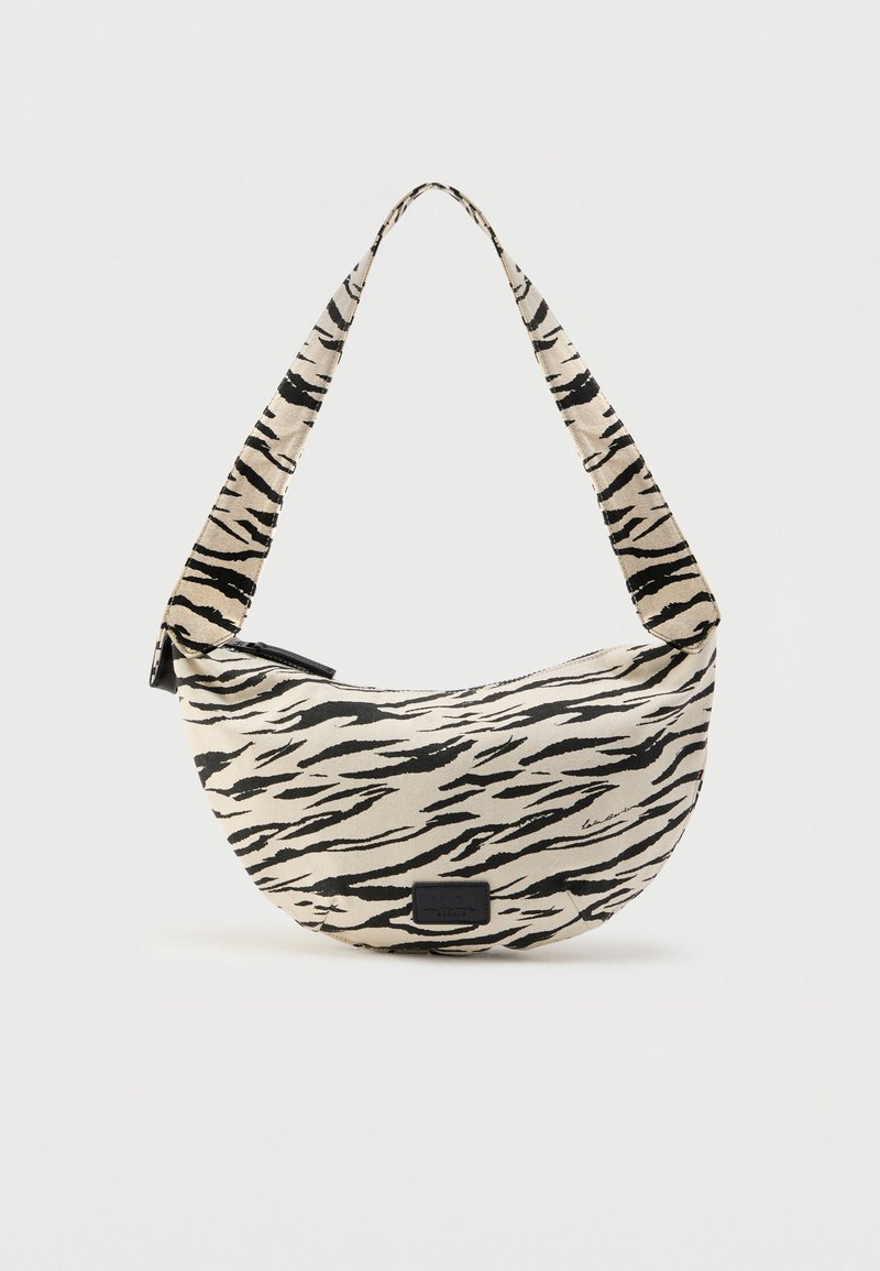 Τσάντα hobo με μαύρο και μπεζ μοτίβο τιγρέ ρίγες, μαλακό ύφασμα, ρυθμιζόμενο λουράκι και κλείσιμο με φερμουάρ στο πάνω μέρος· διαθέτει μικρό μαύρο λογότυπο.