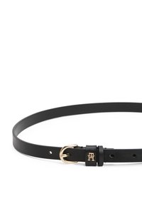 Μαύρη δερμάτινη ζώνη με αγκράφα σε χρυσαφί απόχρωση και μικρή λεπτομέρεια λογοτύπου στο λουρί. Λείο υλικό, κομψός σχεδιασμός, ρυθμιζόμενο καρφί.