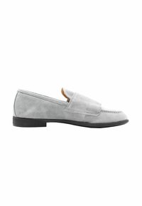 Mocassini grigi in suede con suola nera piatta e dettagli cuciti. Presentano un design a pattina piegata per una facile indossabilità. Texture liscia su tutta la superficie.