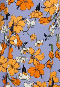 Tecido floral com grandes flores laranjas e brancas sobre um fundo roxo claro, com contornos detalhados e folhas verdes.