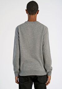 Grauer Strickpullover mit rundem Hals, langen Ärmeln sowie gerippten Bündchen und Saum, von hinten vor einem schlichten Hintergrund gezeigt.