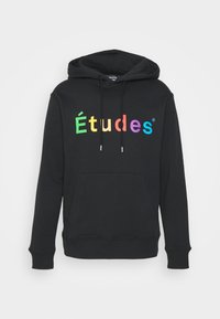Czarna bluza z kapturem z bawełny, z przednią kieszenią typu kangurka, z tęczowym napisem "Études" na piersi. Regulowane sznurki.
