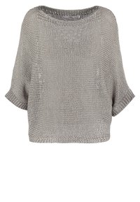 Haut en tricot gris clair avec une coupe ample et carrée, un large décolleté et des manches courtes. Présente un motif texturé en tissage ouvert.