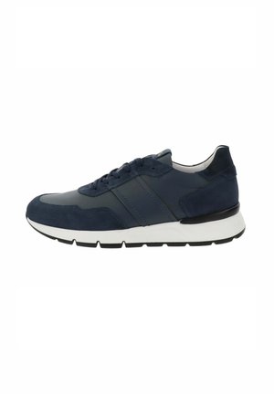 Sneaker blu navy in pelle e camoscio, con suola bianca, design con lacci e strisce laterali a contrasto per un tocco di dettaglio.