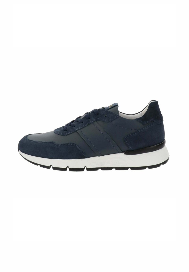 Zapatillas de deporte azul marino, hechas de cuero y ante, con suela blanca, diseño de cordones y franjas laterales contrastantes para un detalle adicional.