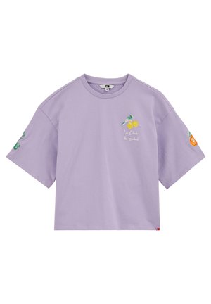 Levanduľový crop top s krátkym rukávom s výšivkou limetiek a pomarančov a textom "Le Club de Soleil" na prednej strane a rukávoch.