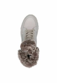 Zapatilla gris claro con parte superior de cuero suave, suela de goma texturizada y un suave cuello de piel en un marrón neutro. Presenta lengüeta acolchada y cordones.
