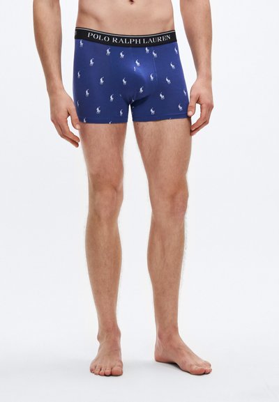 Kék boxermerevítő rugalmas anyagból, fekete derékpánttal, amelyen a "POLO RALPH LAUREN" logó és ismétlődő kis fehér pólo játékos minták találhatók.