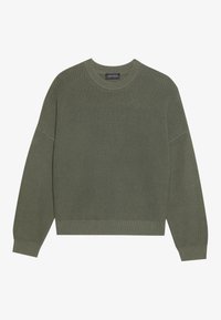 Pull tricoté vert olive avec un col rond, des épaules tombantes et des poignets et une base côtelés. Tissu texturé avec une coupe ample.
