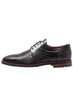 Chaussure de ville pour homme en cuir noir avec texture perforée, design à lacets, bord de semelle marron et semelle bleue, vue de profil sur fond blanc.