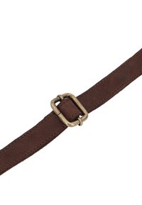 Cinturino in pelle marrone con una superficie liscia e una fibbia rettangolare in bronzo. Presenta cuciture lungo i bordi. Lunghezza e larghezza non specificate.