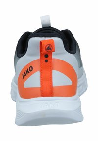 Weißer Laufschuh mit grauen Akzenten, ausgestattet mit einer orangefarbenen Fersenschlaufe und Logo, texturiertem Design und einem gepolsterten Schaft für Komfort.