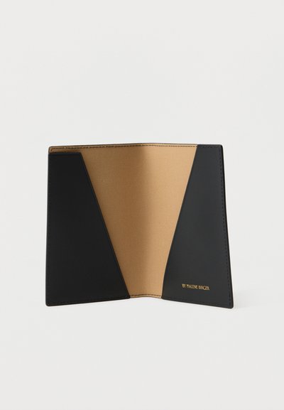 Ανοιχτό πορτοφόλι από μαύρο και ταμπά δέρμα με δύο μαύρες πλαϊνές θήκες και το λογότυπο "BY MALENE BIRGER" ανάγλυφο σε χρυσό στην δεξιά θήκη.