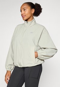 New Balance ATHLETICS PACKABLE JACKET - Vodootporna jakna - garter snake