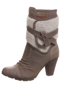 Brązowe botki na kostkę z sztucznym futrem przy mankiecie, detal z klamrą i stębnowane akcenty. Posiadają teksturowany obcas i zaokrąglony czubek.
