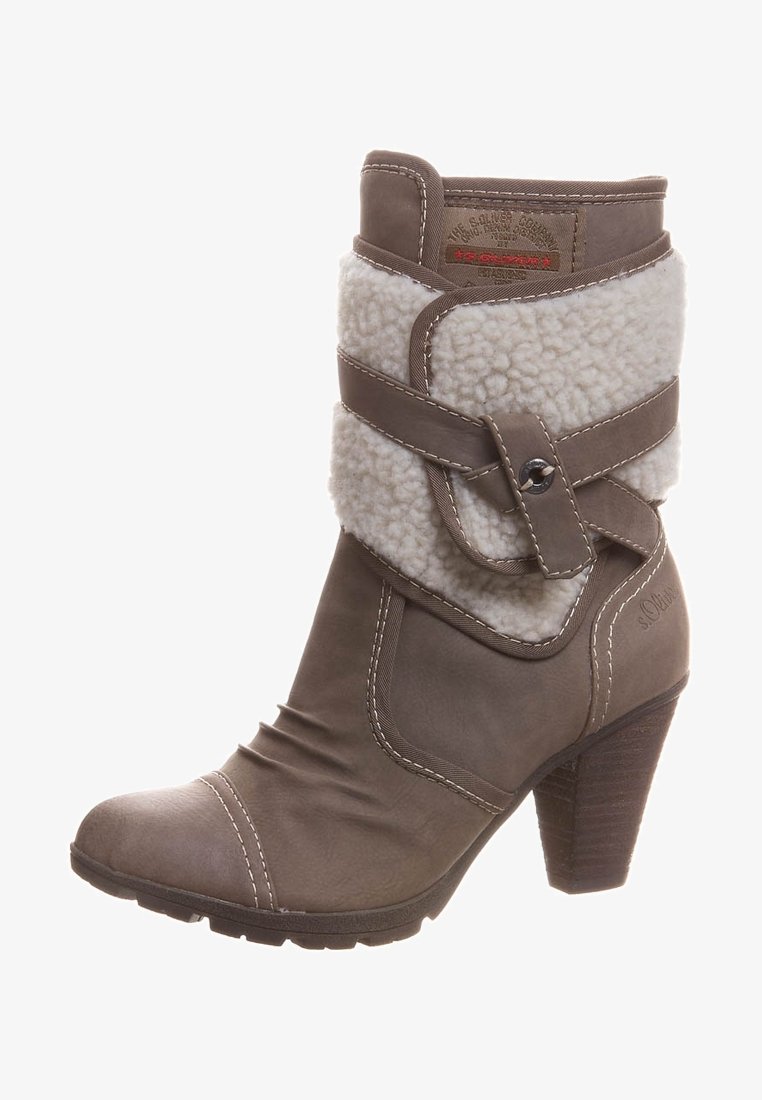 Brązowe botki na kostkę z sztucznym futrem przy mankiecie, detal z klamrą i stębnowane akcenty. Posiadają teksturowany obcas i zaokrąglony czubek.