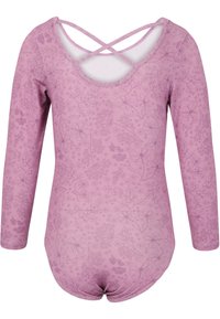 Langärmliger rosa Bodysuit mit floralem Muster, verfügt über einen runden Rückenausschnitt und gekreuzte Träger. Hergestellt aus weichem, dehnbarem Material.