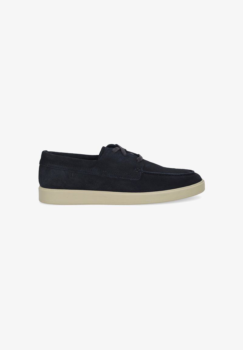 Chaussure bateau décontractée en daim bleu marine avec des lacets et une semelle en caoutchouc beige, vue de côté sur un fond blanc.