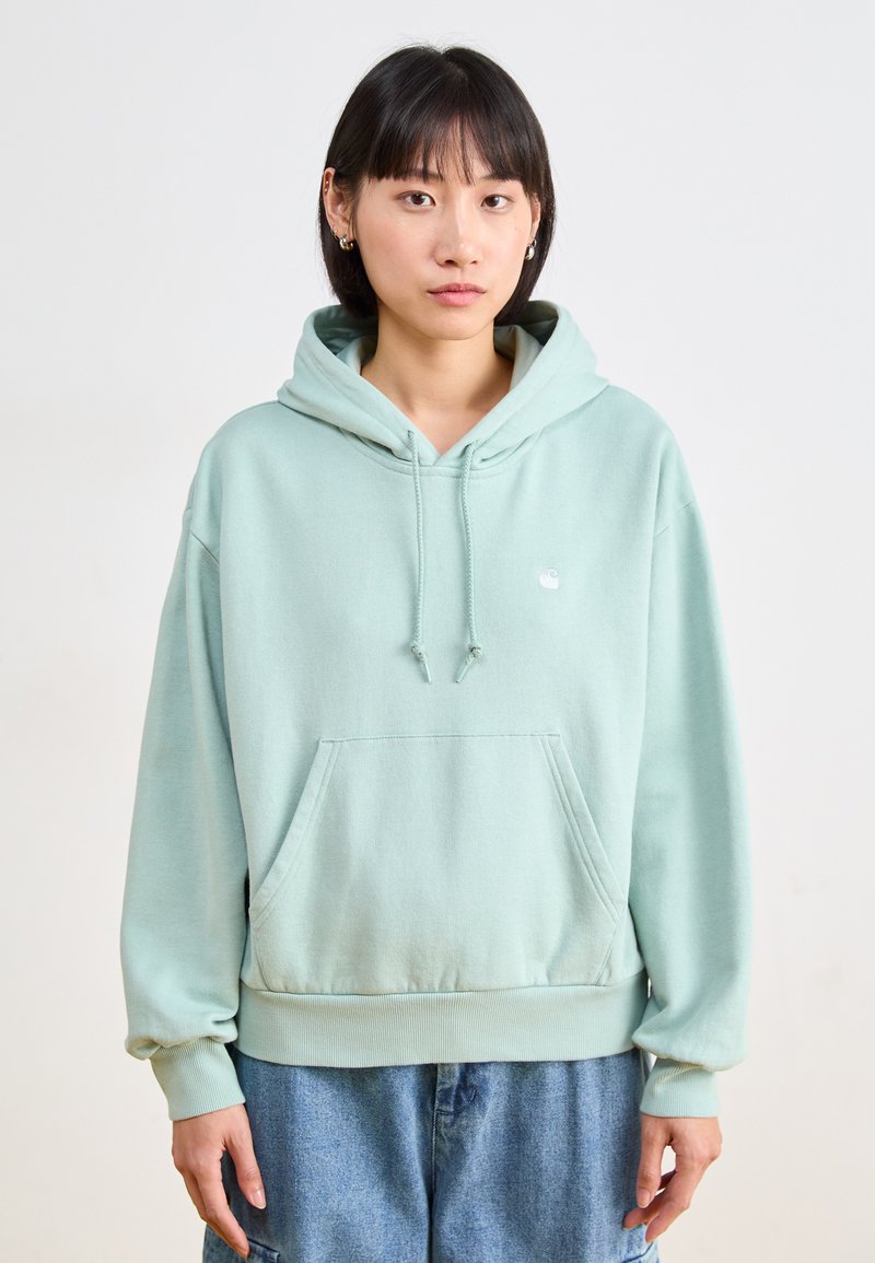 Hoodie vert menthe en tissu doux avec une poche kangourou, un capuchon avec cordon de serrage et des poignets c�ôtelés. Il est orné d'un petit logo sur la poitrine.