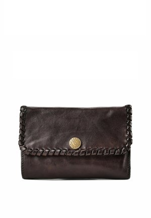 Cartera de cuero marrón oscuro con detalle tejido en el borde y cierre con botón metálico redondo grabado con "Campomaggi Italia 1971."