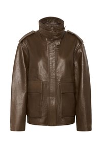 Hnedá kožená bunda s vysokým golierom, prednými vreckami s chlopňami, nášivkami na pleciach a zapínaním na zips prekrytom klopou.