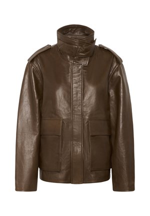 Hnědá kožená bunda s vysokým límcem, předními kapsami s klopami, nášivkami na ramenou a předním zapínáním na zip krytým klopou.