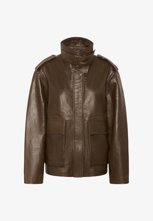 Hnědá kožená bunda s vysokým límcem, předními kapsami s klopami, nášivkami na ramenou a předním zapínáním na zip krytým klopou.