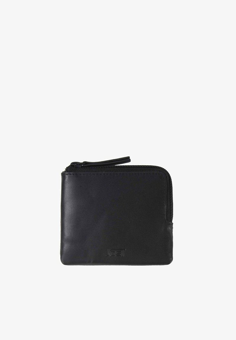 Cartera de cuero negro con cierre de cremallera, forma rectangular, textura suave y un sutil detalle de logo en relieve en la parte frontal.