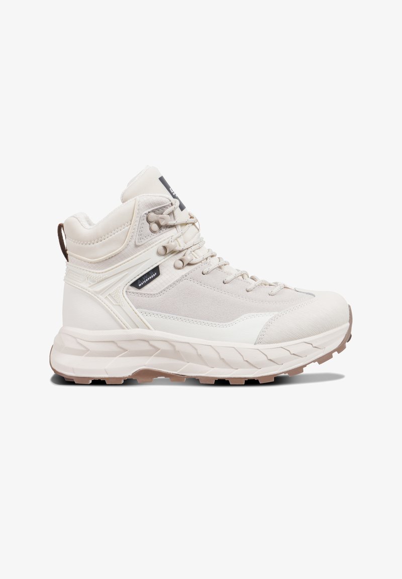 Lekkie, wysokie buty turystyczne w kolorze off-white, z teksturowanej tkaniny, panelami z siateczki, gumową podeszwą i kontrastującymi brązowymi akcentami.