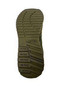 Hi-Tec schoenenzool met diepe profielnoppen, gemaakt van rubber, in olijfgroen. Voorzien van een geperst merklogo en horizontale groeven voor grip.